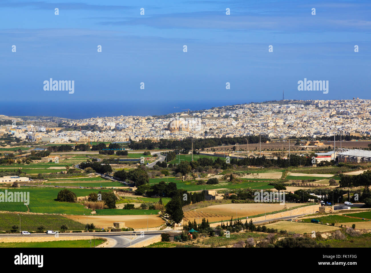 Vista su tutta la Valletta e Mosta dalle mura della città di Mdina Foto Stock