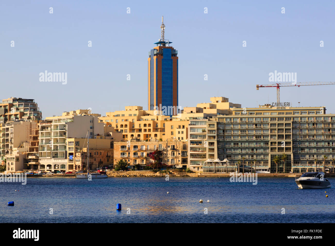 L'edificio più alto sull'isola di Malta, il Business Portamaso Torre nel quartiere di Paceville. Foto Stock