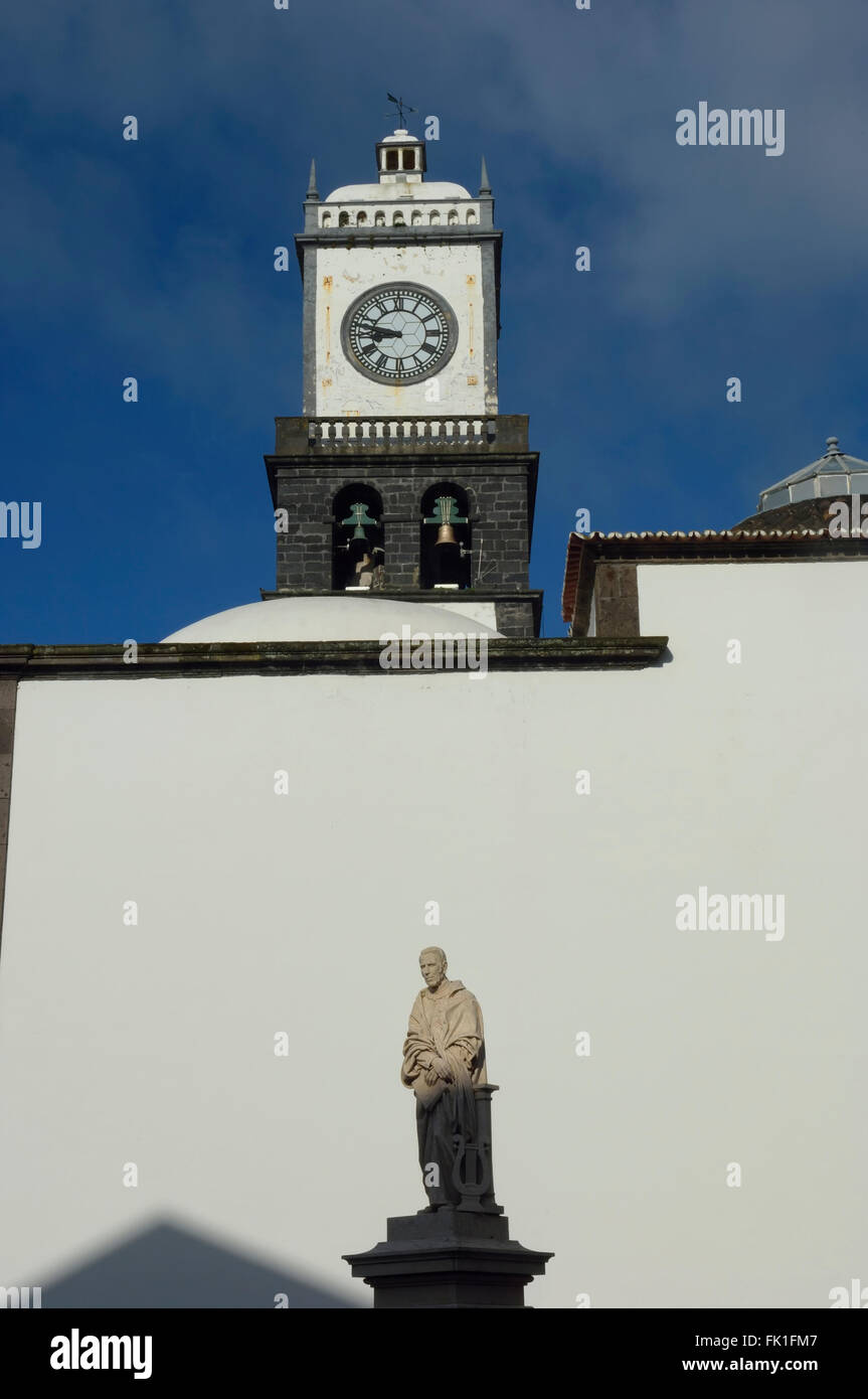 Il campanile della chiesa Matriz e Monumento di Joaquim Silvestre Serrao. Ponta Delgada. São Miguel. Azzorre. Il Portogallo. Foto Stock