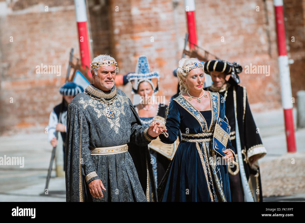 Asti, Italia - 16 Settembre 2012: coppia di nobili in costume medievale in corteo storico il giorno del Palio di Asti, Foto Stock