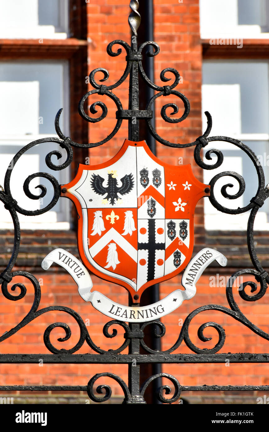 Scuola di Brentwood close up stemma sulla scuola di virtù cancelli di modi di apprendimento motto sulla scuola privata gate Inghilterra Essex REGNO UNITO Foto Stock