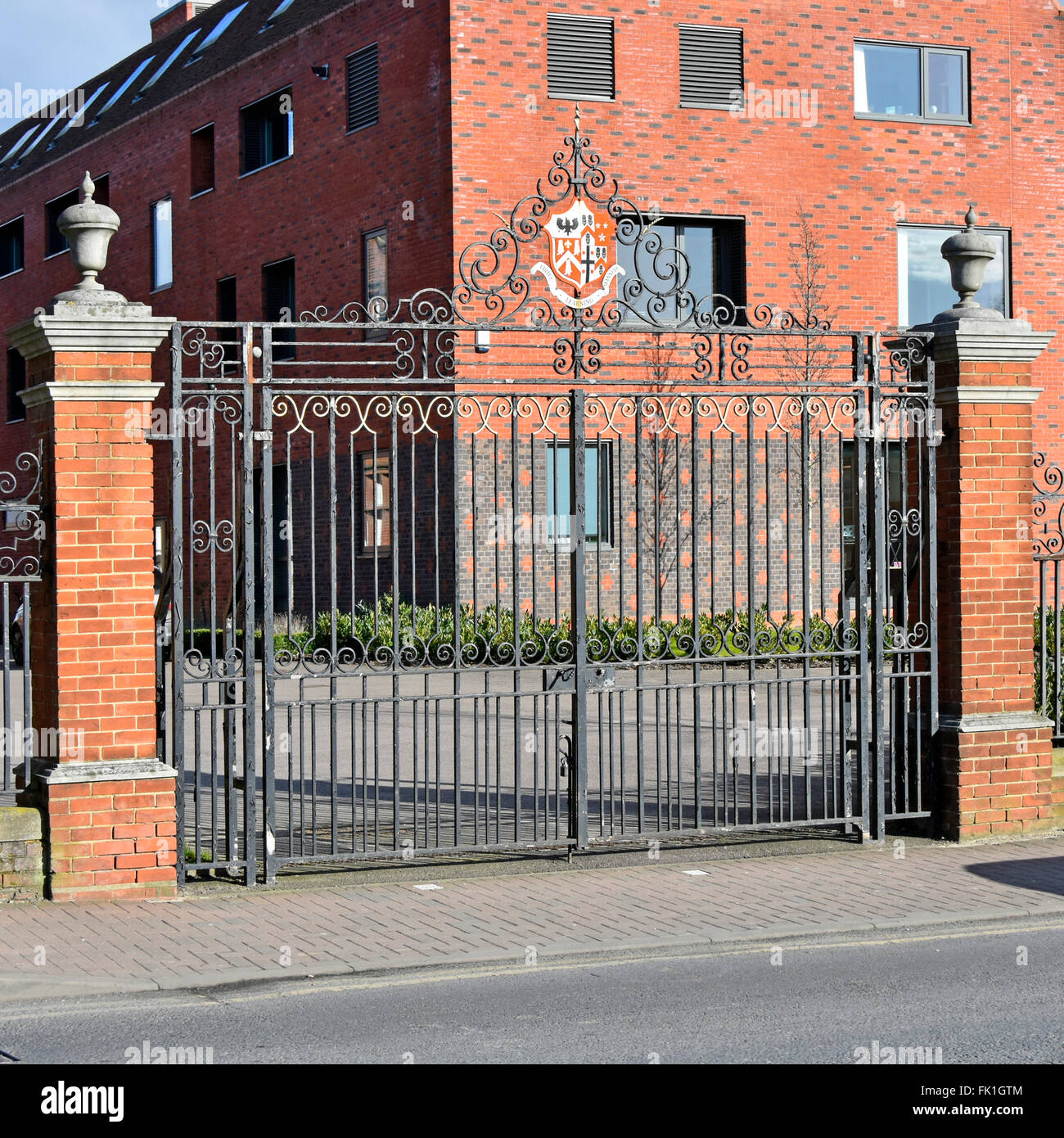 Brentwood School Essex Inghilterra UK primo piano doppio cancello scuola ingresso principale di fronte alla scuola privata con stemma - vedi Alamy FK1GTK Foto Stock