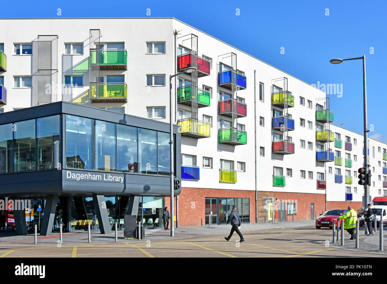 New Dagenham Library & partnership sviluppo 82 case in appartamenti blocco Heathway in vecchia Becontree Estate zona di alloggiamento East London Inghilterra Regno Unito Foto Stock