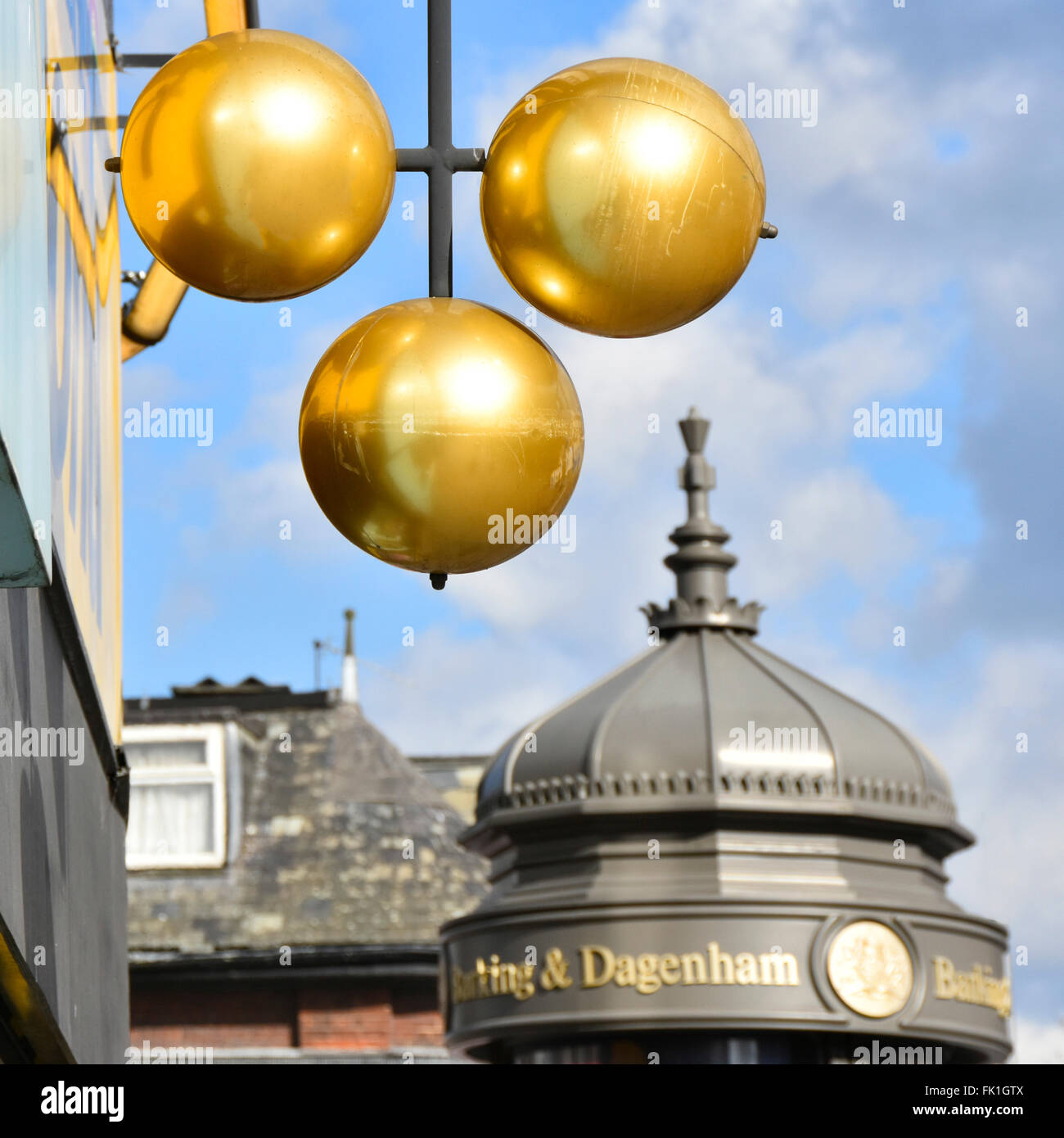 Pedina negozio segno di tre sfere d'oro sopra locali Pawnbroker Barking Est Londra Inghilterra UK in London Borough of Barking e Dagenham Foto Stock