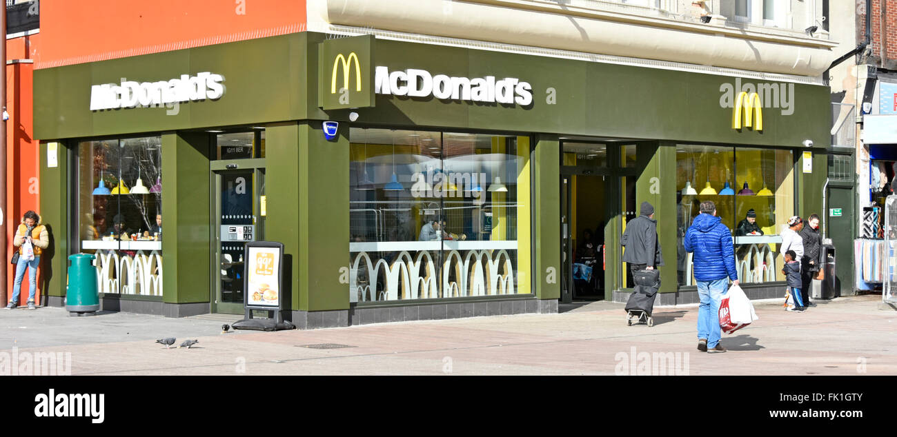 Ristorante McDonalds sul sito di angolo a Barking East London Town Center high street con i clienti seduti al chiuso in corrispondenza della finestra tabelle inverno England Regno Unito Foto Stock