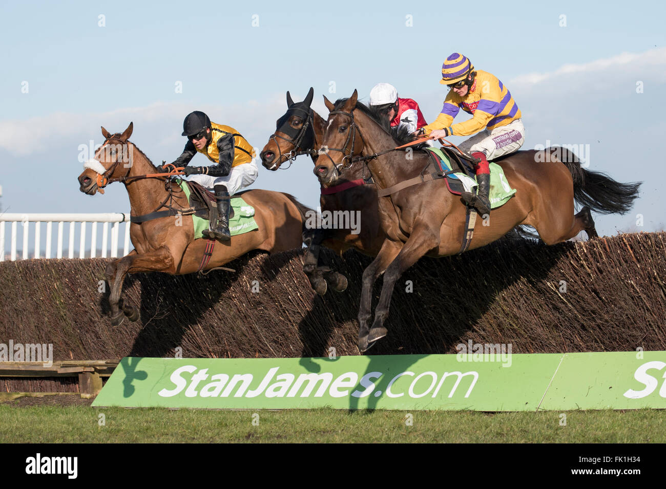 Ippodromo di Newbury, Berkshire, Regno Unito. 5 Marzo, 2016. Il Stan James.com Greatwood Supporto Gold Cup Chase Handicap Sametegal e Sam Twiston Davies Nearside ha colpito la parte anteriore saltando l ultimo recinto sul percorso per vincere. Credito: Michael Stevens/Alamy Live News Foto Stock