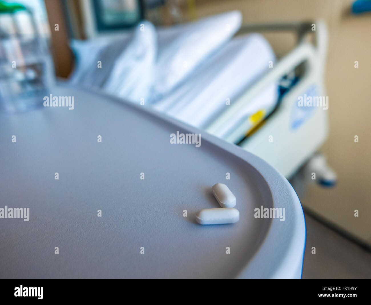 Stanza di ospedale con letto e medicine Foto Stock