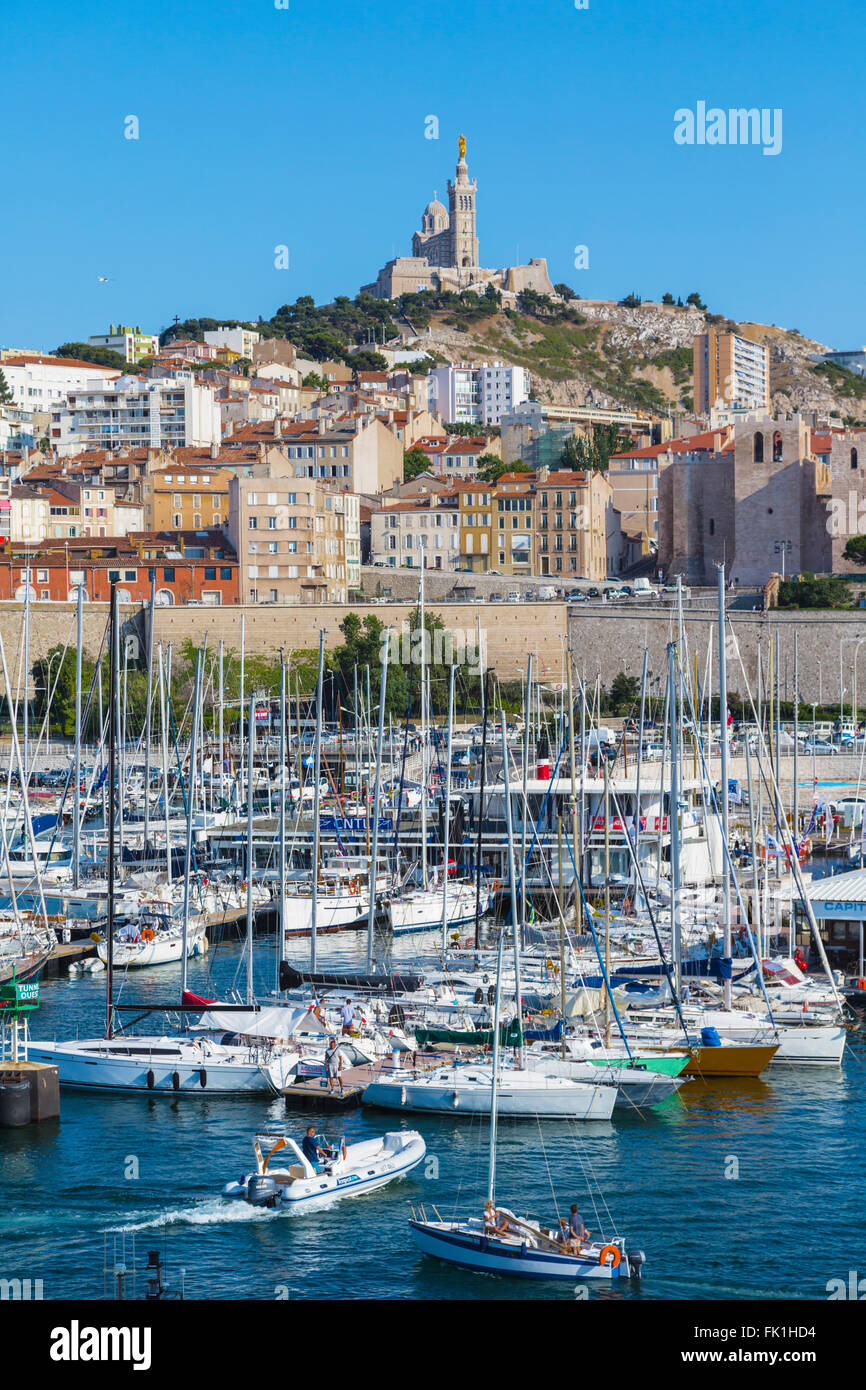 Marsiglia, Provence-Alpes-Côte d'Azur, in Francia. Vista sul Vieux-Port, il vecchio porto. Notre Dame de la Garde. Foto Stock