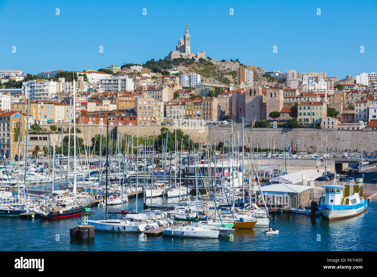 Marsiglia, Provence-Alpes-Côte d'Azur, in Francia. Vista sul Vieux-Port, il vecchio porto. Notre Dame de la Garde. Foto Stock