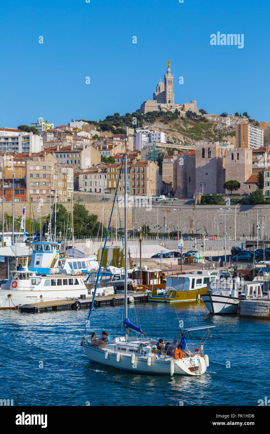 Marsiglia, Provence-Alpes-Côte d'Azur, in Francia. Vista sul Vieux-Port, il vecchio porto. Notre Dame de la Garde. Foto Stock