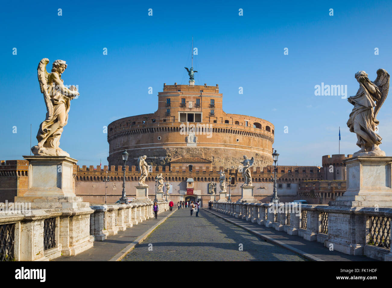 Roma, Italia. Guardando attraverso il Ponte Sant'Angelo a Castel Sant'Angelo Foto Stock