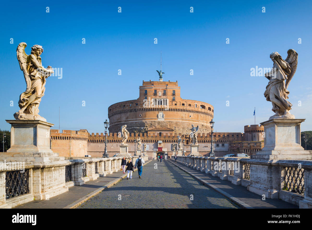 Roma, Italia. Guardando attraverso il Ponte Sant'Angelo a Castel Sant'Angelo Foto Stock