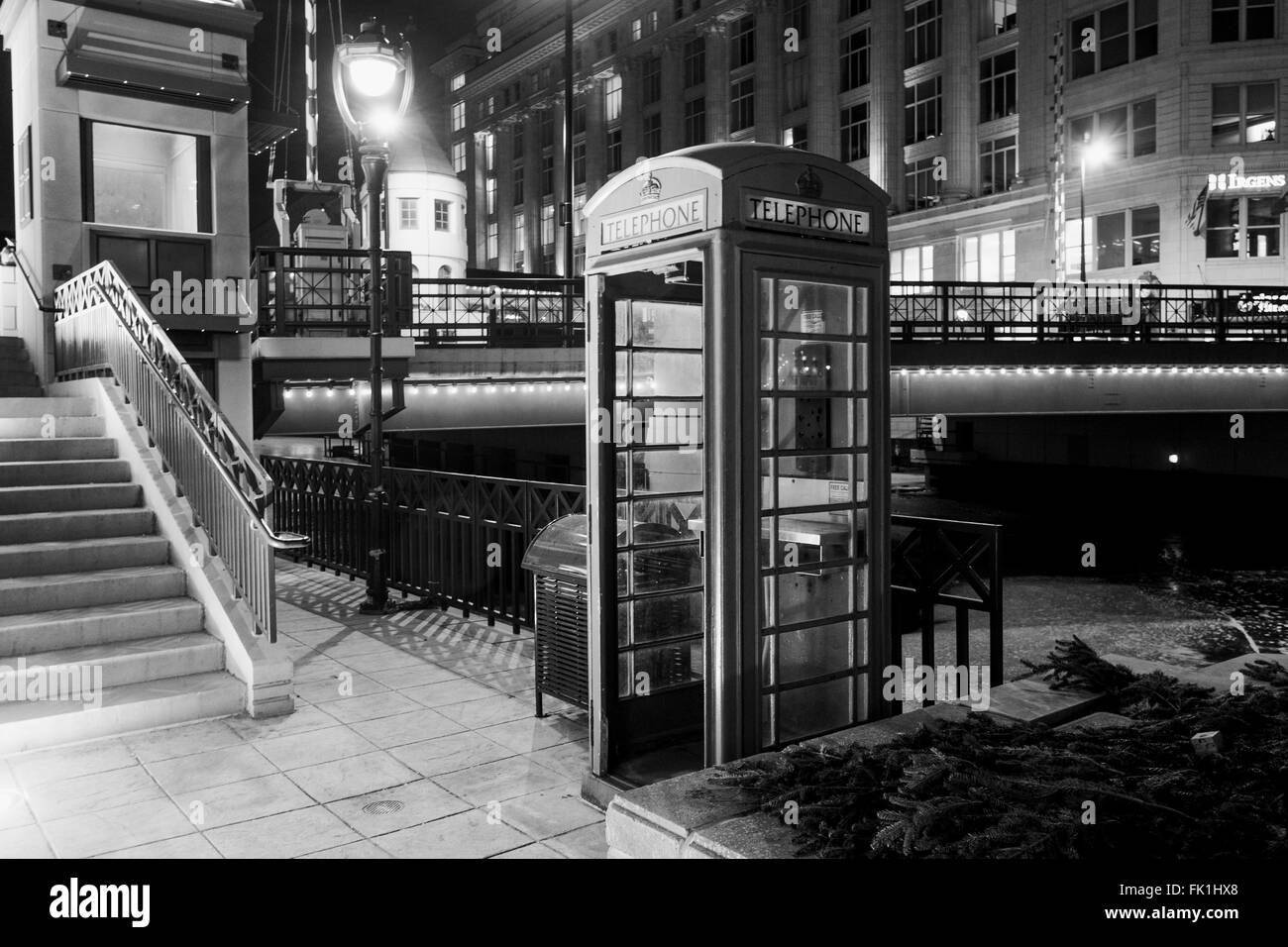 Londra cabina telefonica notte in bianco nero Foto Stock