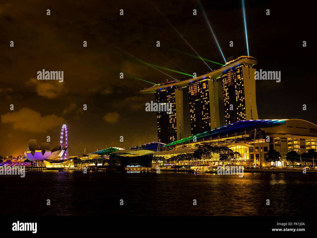 Spettacolo di laser e luci da Marina Bay Sands Hotel, Singapore Foto Stock