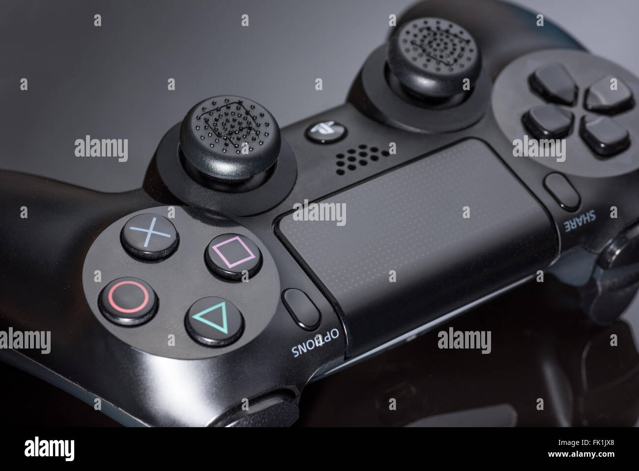 Una Sony playstation 4 controller contro uno sfondo nero Foto Stock