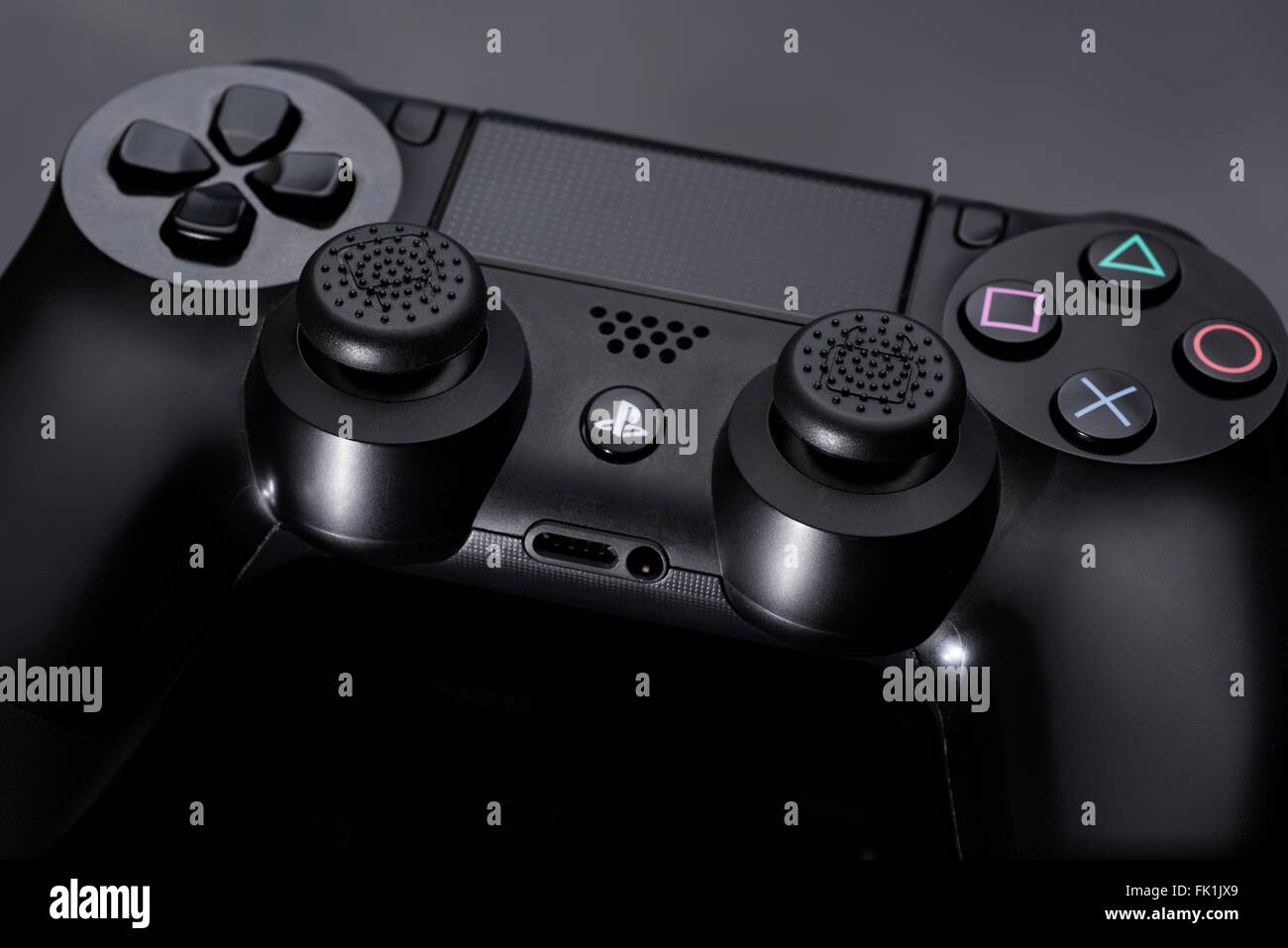 Una Sony playstation 4 controller contro uno sfondo nero Foto Stock