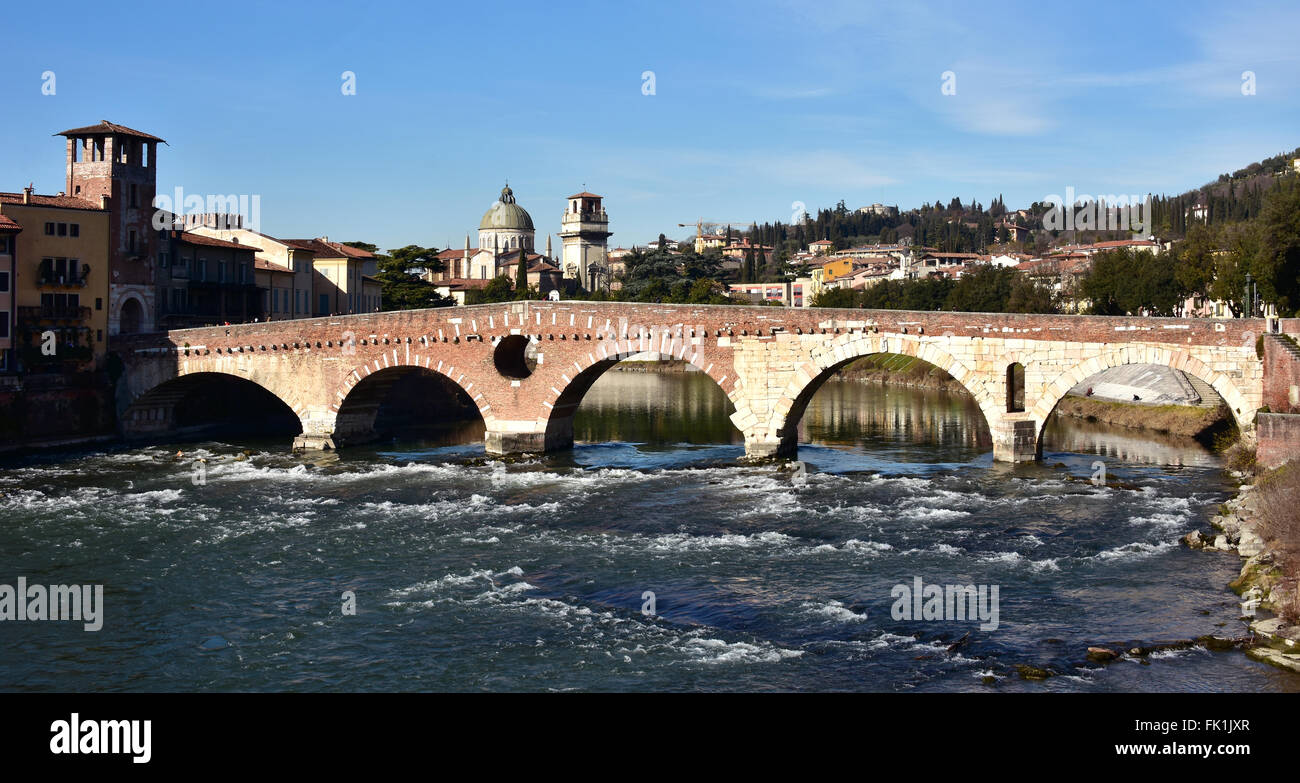 Panorama dell'antico Ponte Pietra, fiume Adige e San Giorgio in Braida chiesa in Verona, Italia Foto Stock