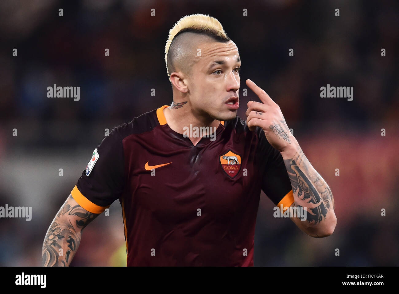 Roma, Italia. 4 Marzo, 2016. Radja Nainggolan Roma protesta con l'Arbitro di linea dopo la concessione del calcio di rigore Roma 04-03-2016 Stadio Olimpico, calcio calcio di Serie A 2015/2016 come Roma - Fiorentina. Foto Andrea Staccioli Insidefoto / Credito: Insidefoto/Alamy Live News Foto Stock