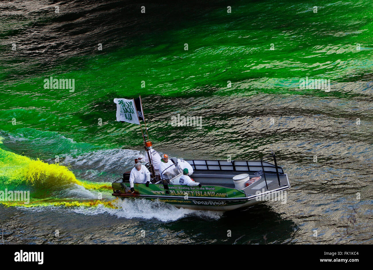 Il Chicago River viene colorato di verde per l'annuale festa di San Patrizio celebrazione da parte dei membri del Chicago idraulici unione. Foto Stock