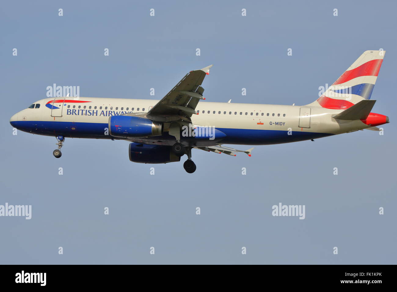 British Airways Airbus A320-200 G-MIDY atterraggio all'Aeroporto Heathrow di Londra, Regno Unito Foto Stock
