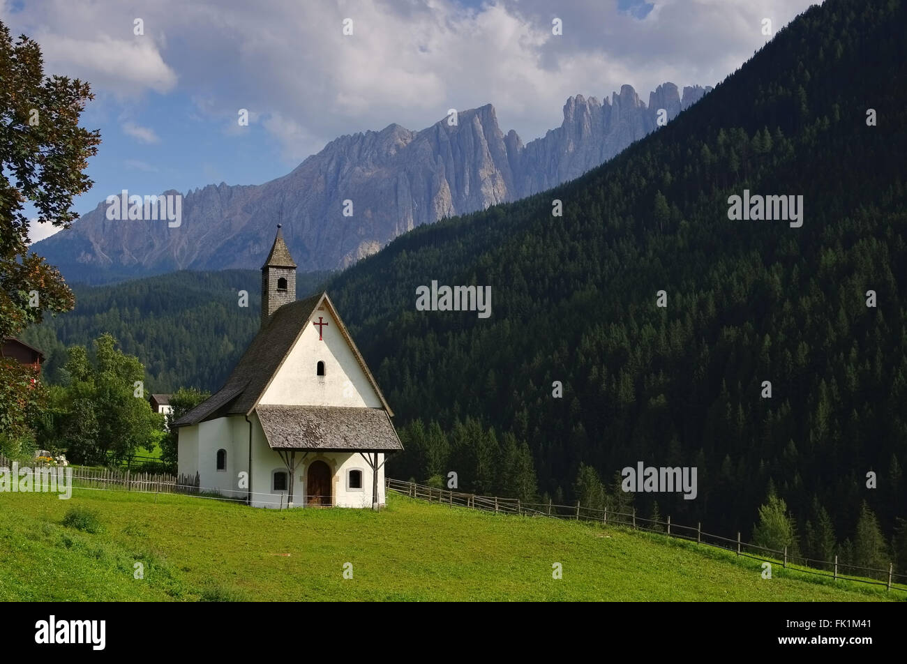 Nova Levante Kapelle San Sebastian - Nova Levante Cappella San Sebastian nelle Dolomiti Foto Stock