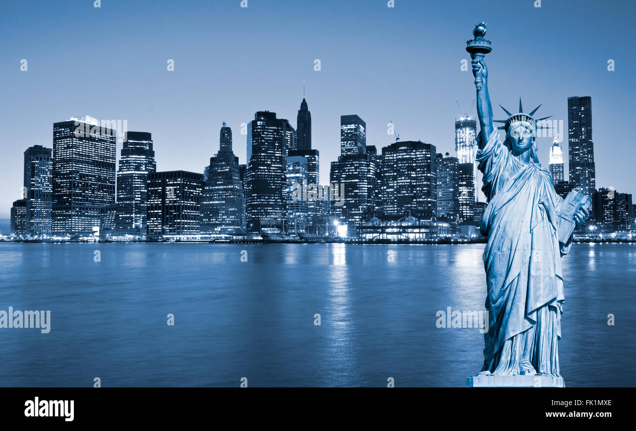 Skyline di Manhattan e la statua della libertà di notte, la città di New York Foto Stock