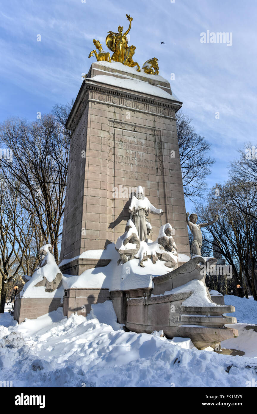 La USS Maine Monument vicino a Columbus Circle al di fuori del Central Park di New York City dopo una nevicata. Foto Stock