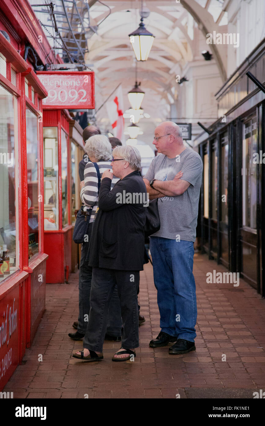 I visitatori del mercato al coperto in Oxford Foto Stock