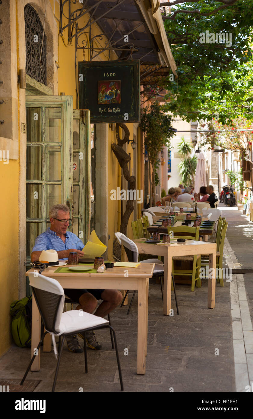 In un momento di relax a un ristorante a Rethymno Old Town, Creta, Grecia Foto Stock