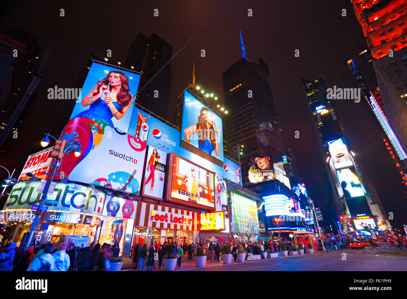 NEW YORK CITY - MARZO 25: Times Square, in primo piano con i Teatri di Broadway e LED animati segni, è un simbolo della città di New York e Foto Stock