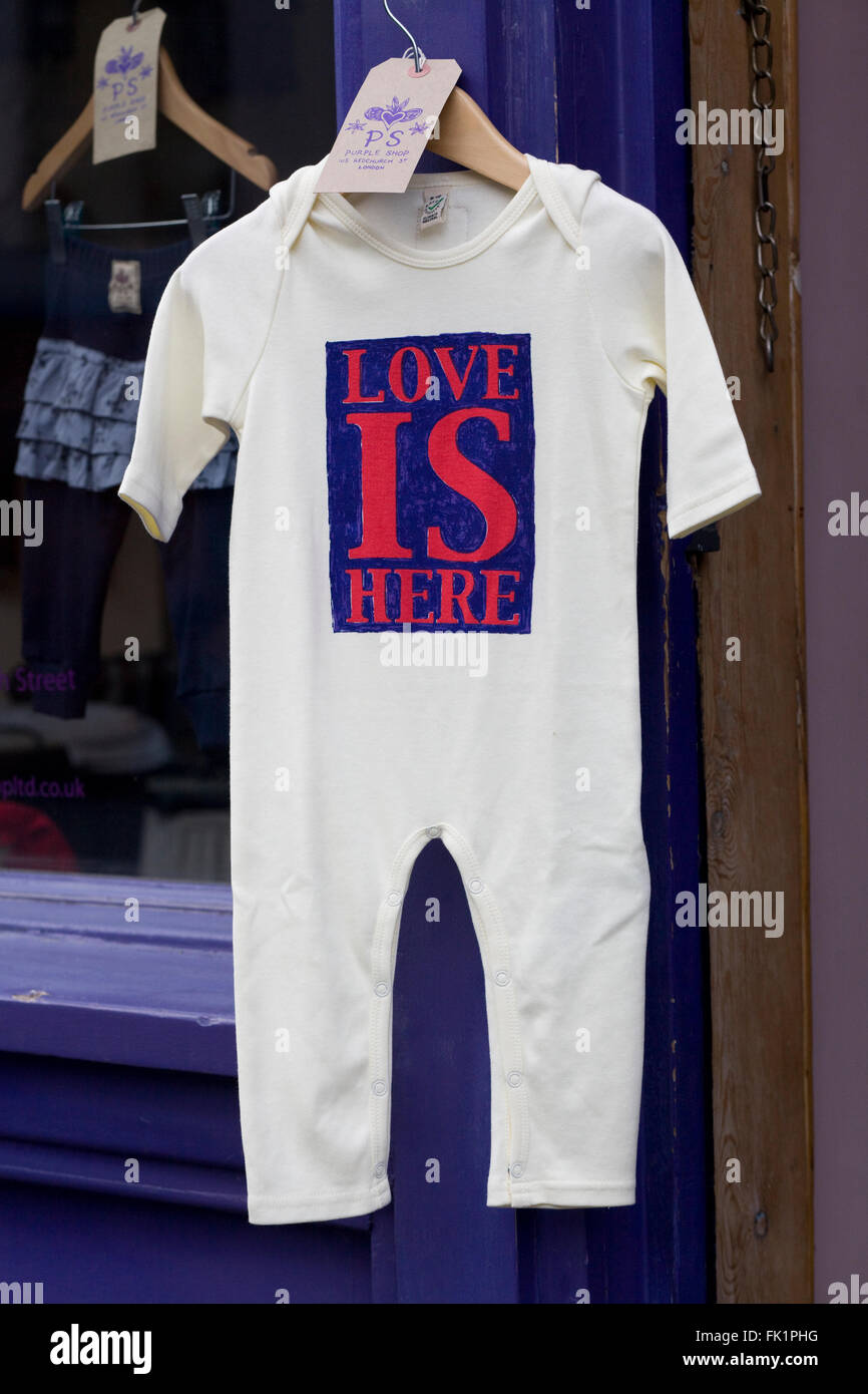 Romper Baby Suit con 'l'Amore è qui' stampati su di esso Foto Stock