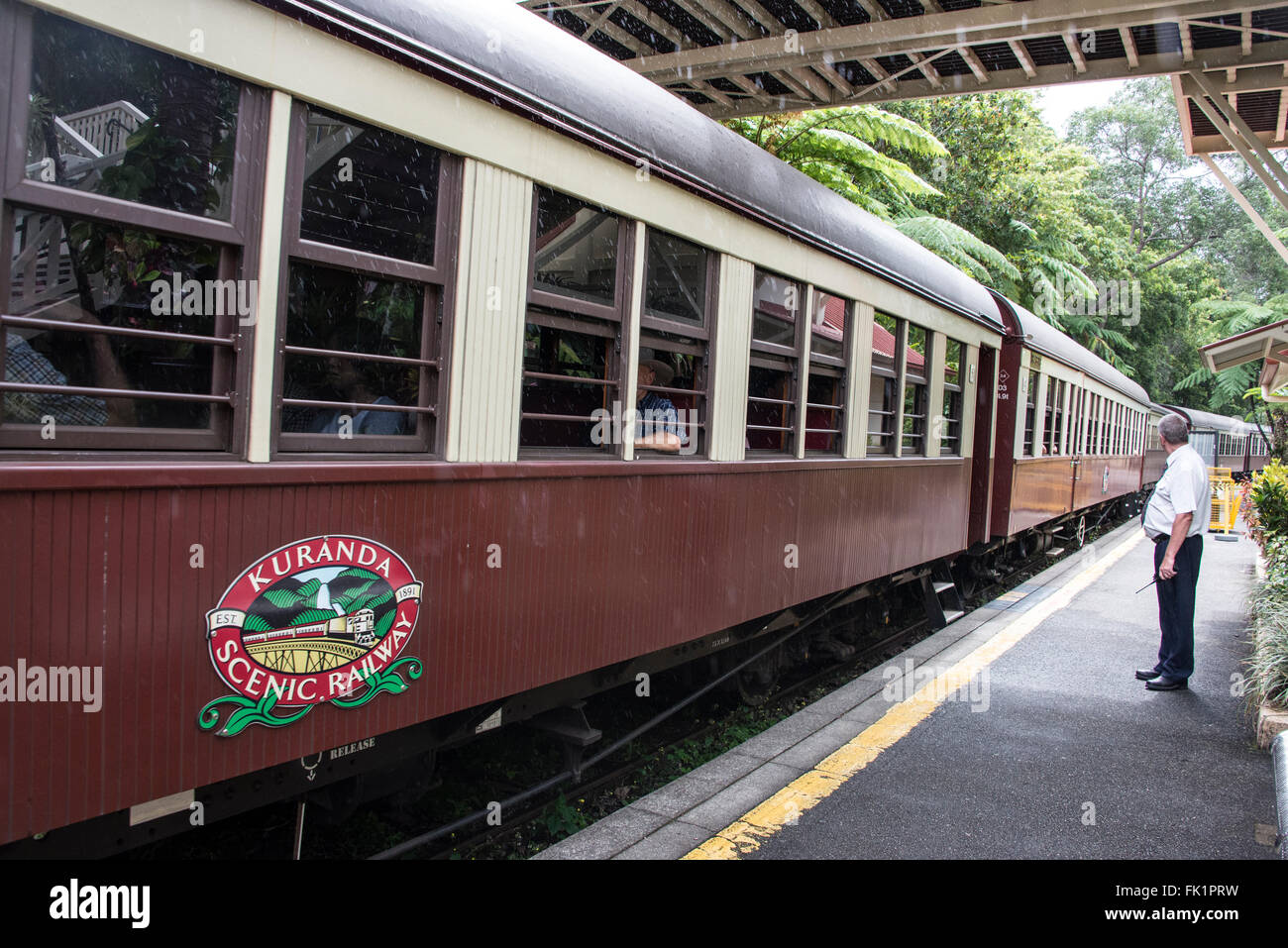 Kuranda Treno Panoramico di Kuranda stazione villaggio in Cairns alpeggi. Il villaggio è circondato da foresta pluviale e nelle vicinanze Foto Stock