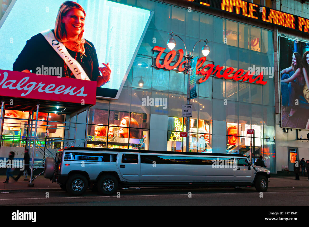 NEW YORK CITY - aprile 01: Times Square, in primo piano con i Teatri di Broadway e LED animati segni, è un simbolo della città di New York e Foto Stock