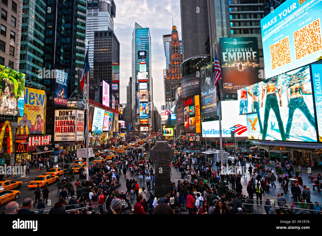 NEW YORK CITY - MARZO 25: Times Square, in primo piano con i Teatri di Broadway e LED animati segni, è un simbolo della città di New York e Foto Stock