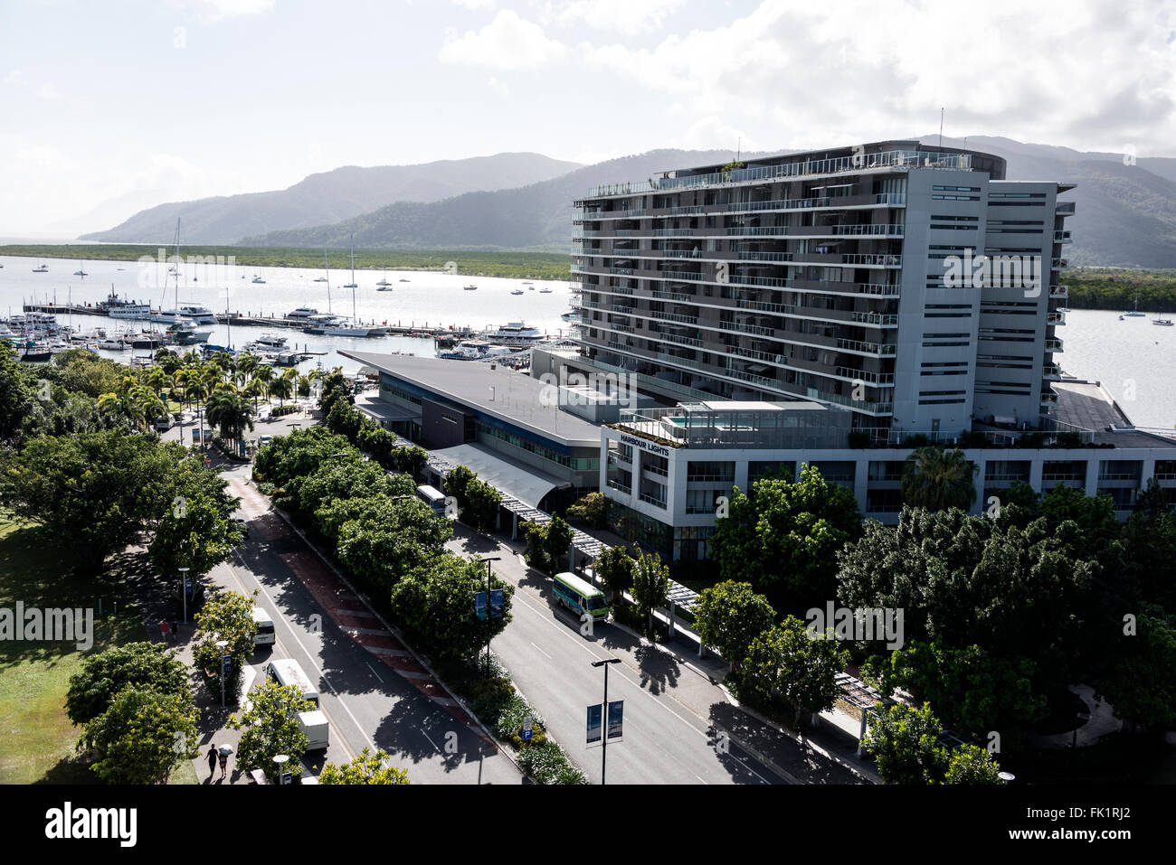 Skyline di Cairns verso Harbour Lights Hotel, il porto e marina di Cairns, il Queensland del Nord, Australia Foto Stock