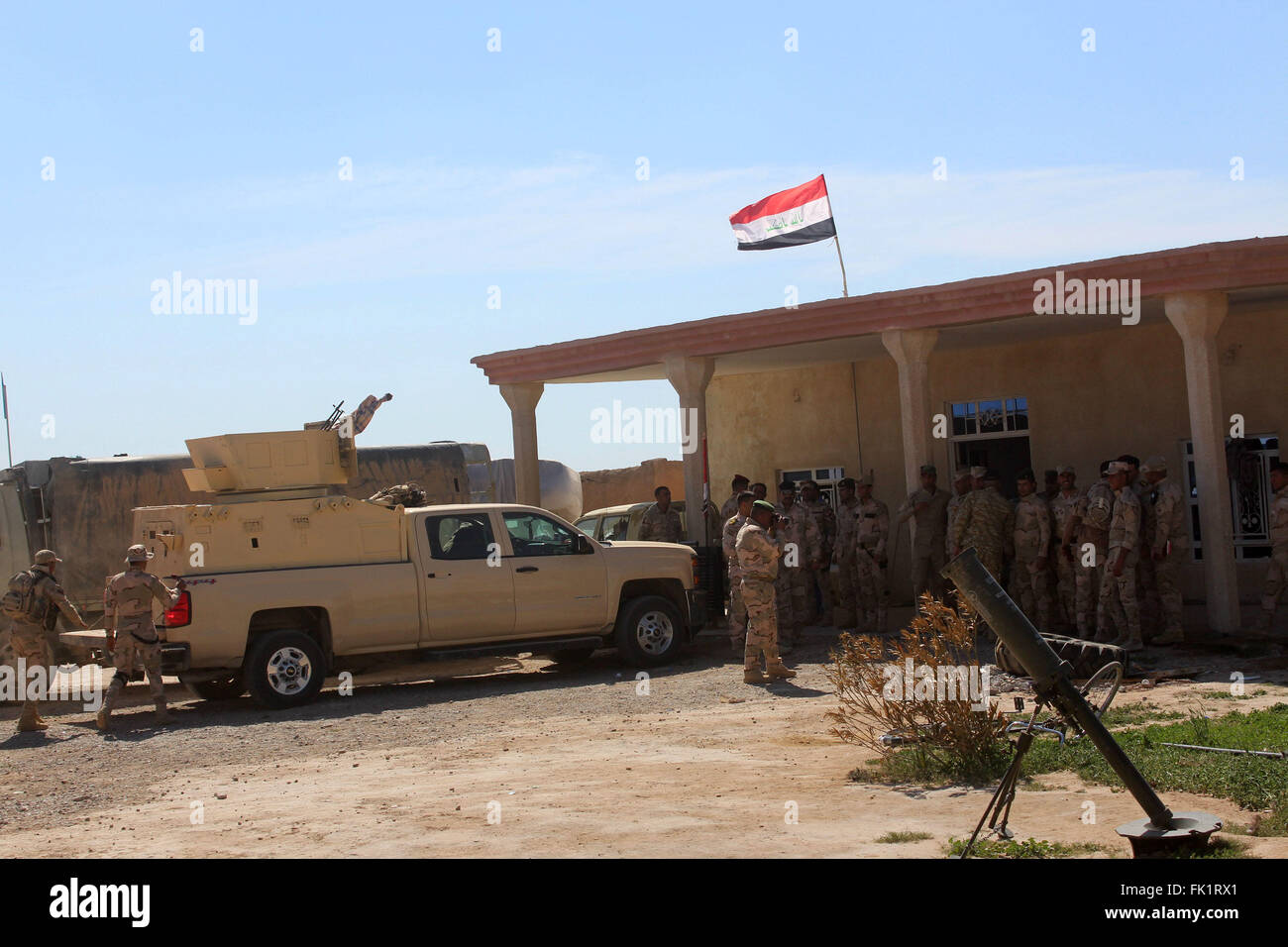 Salahudin, Iraq. Mar 5, 2016. Un gruppo di esercito iracheno forze sostare nelle vicinanze di un edificio ad Al Jazeera area nella parte occidentale del nord della provincia centrale di Salahudin, Iraq, 5 marzo 2016. Esercito iracheno forze liberato cinque villaggi da Stati islamici (SI) militanti di sabato. © Shaalan Ahmed/Xinhua/Alamy Live News Foto Stock