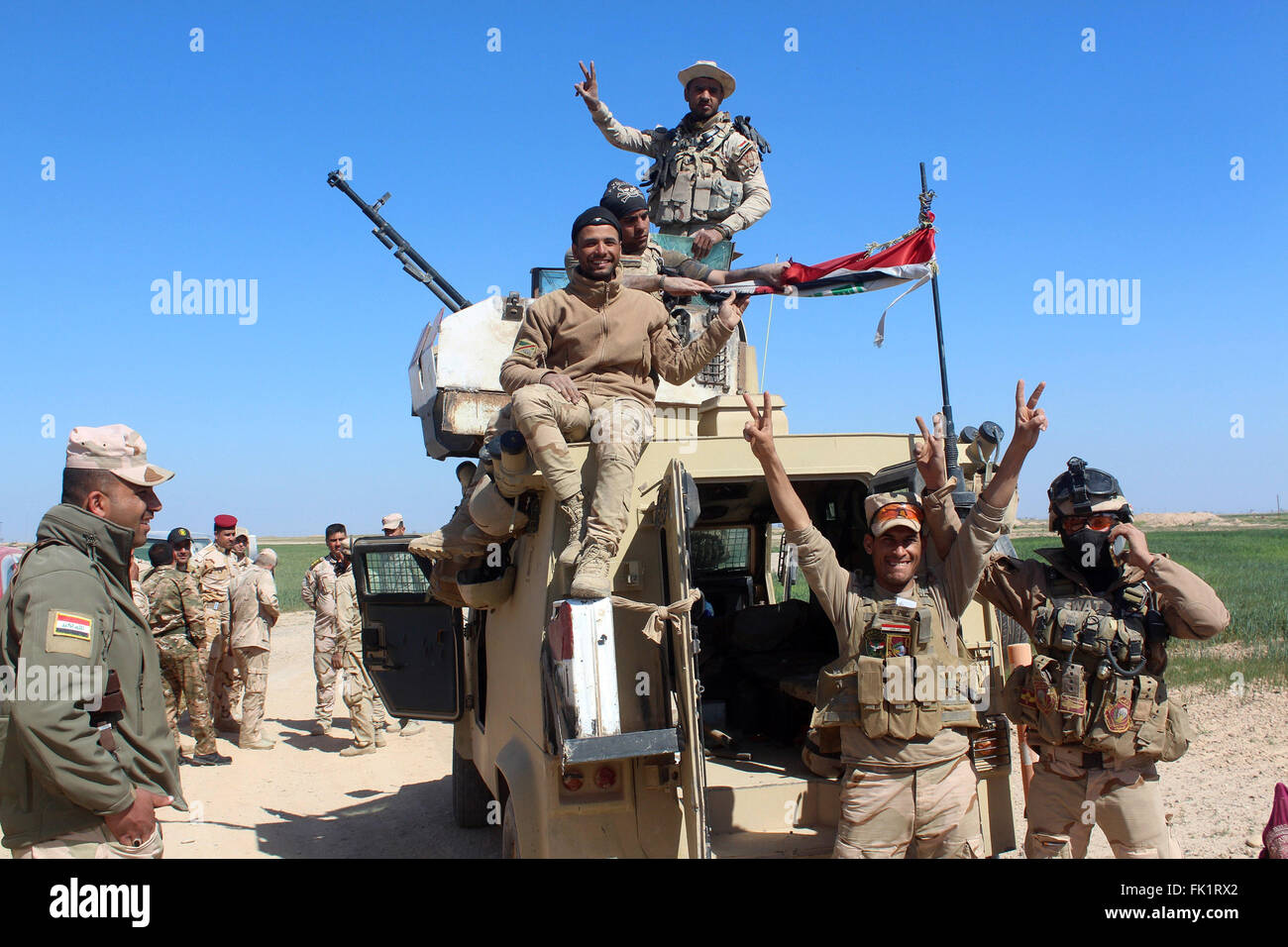 Salahudin, Iraq. Mar 5, 2016. Un gruppo di esercito iracheno forze sono visibili nella parte occidentale del nord della provincia centrale di Salahudin, Iraq, 5 marzo 2016. Esercito iracheno forze liberato cinque villaggi da Stati islamici (SI) militanti di sabato. © Shaalan Ahmed/Xinhua/Alamy Live News Foto Stock