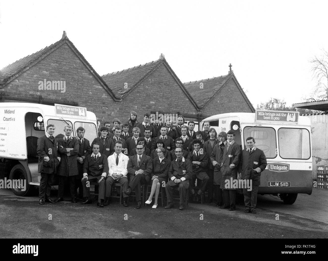 Unigate milkmen immagine personale prima di iniziare la consegna del latte in Shropshire Gran Bretagna 1965 Foto Stock