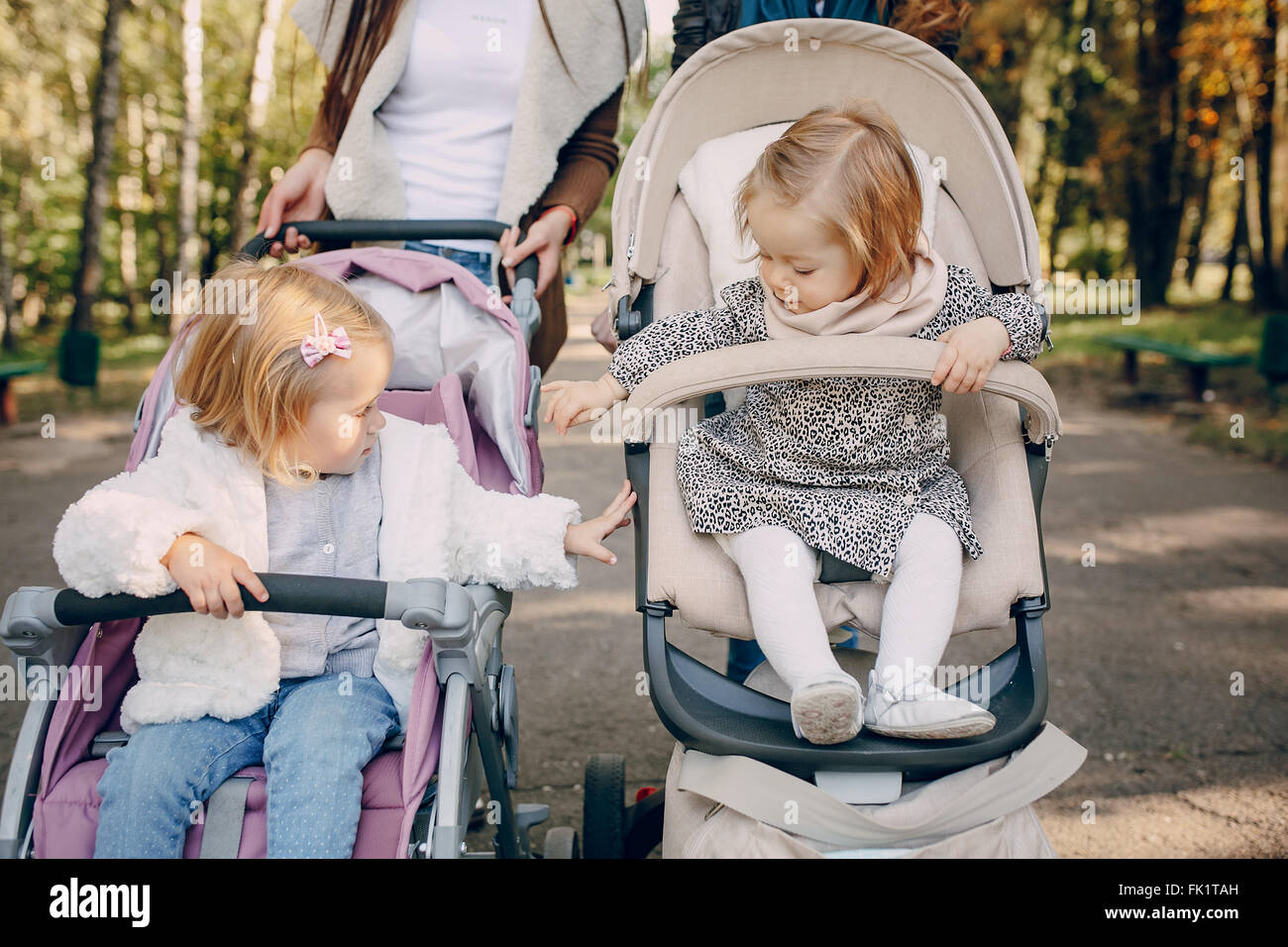 Famiglia a piedi nel parco Foto Stock