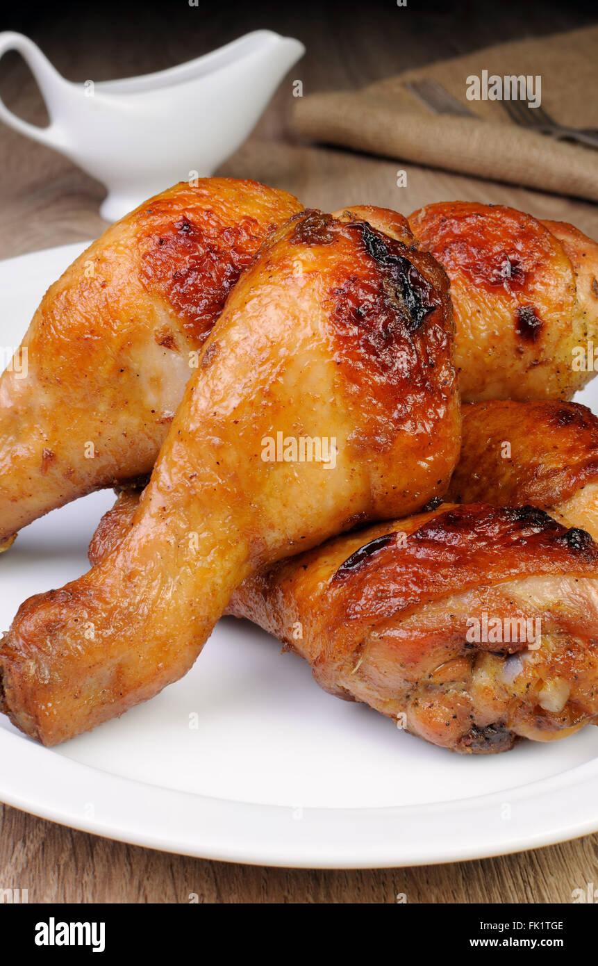 Stuzzicanti cotto pollo gamba su una piastra di close-up Foto Stock