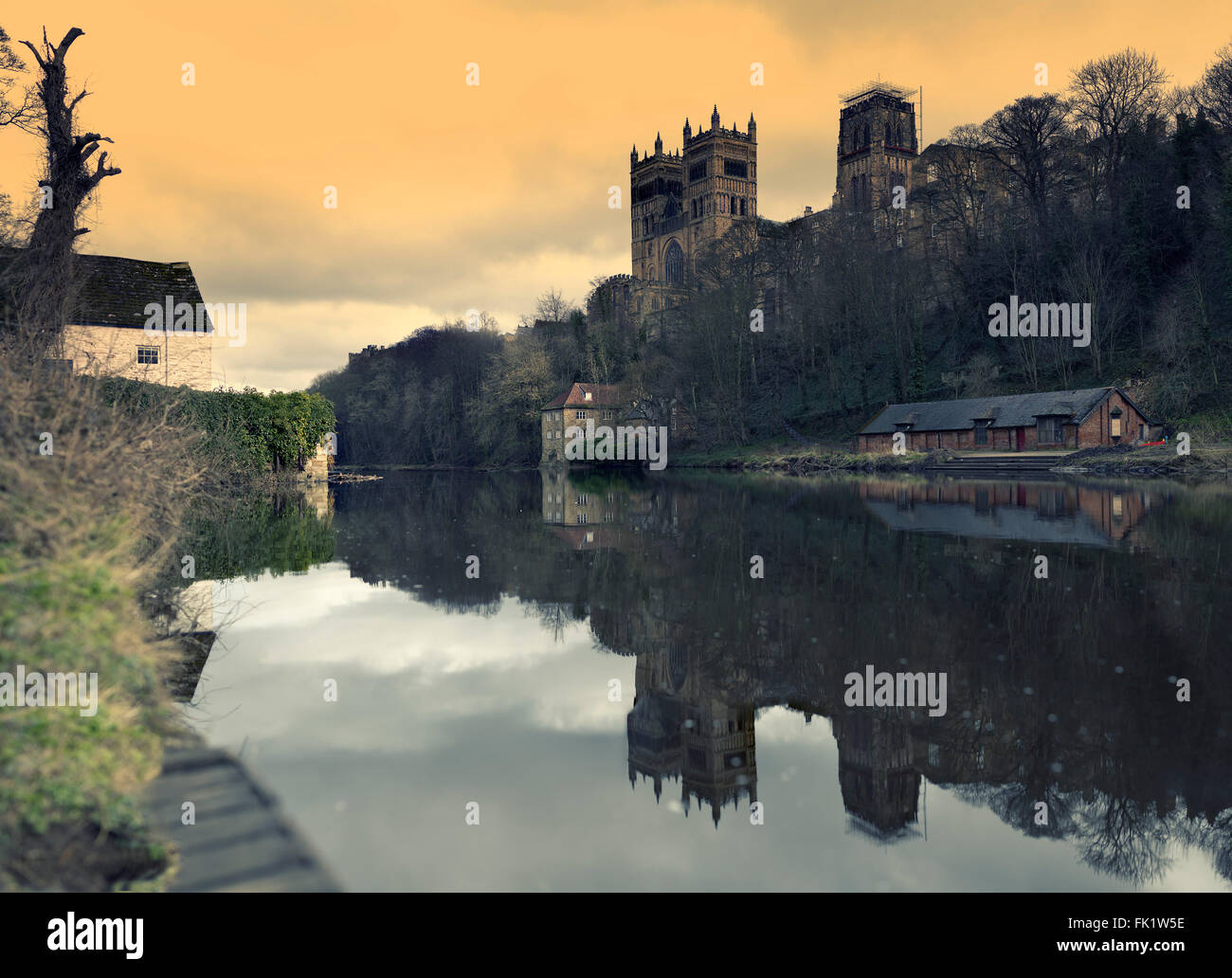 La Cattedrale di Durham vola sopra il fiume usura in Durham, North East England. Foto Stock