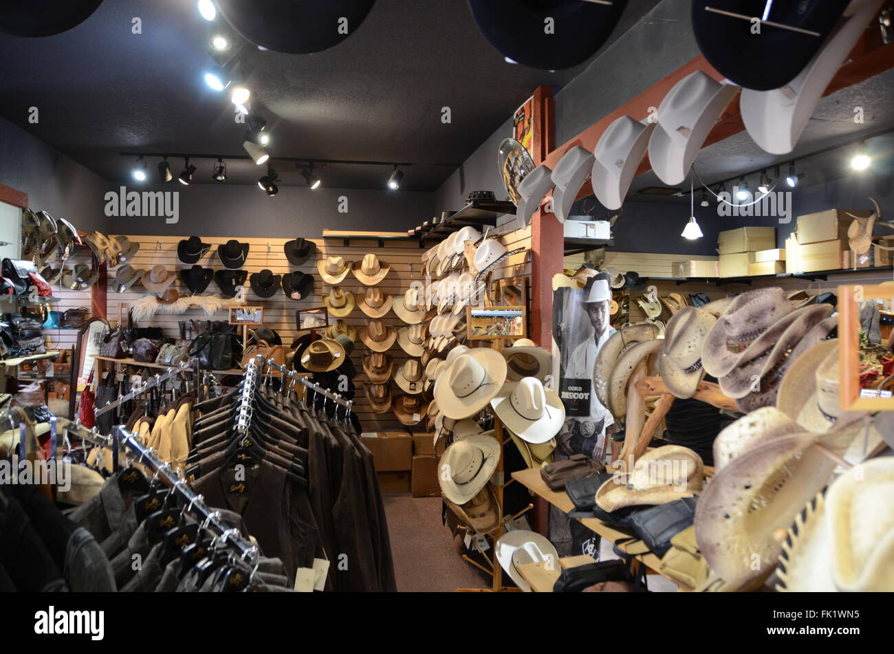 Cappelli da cowboy e camicie nel negozio di Sedona in Arizona varietà Foto Stock