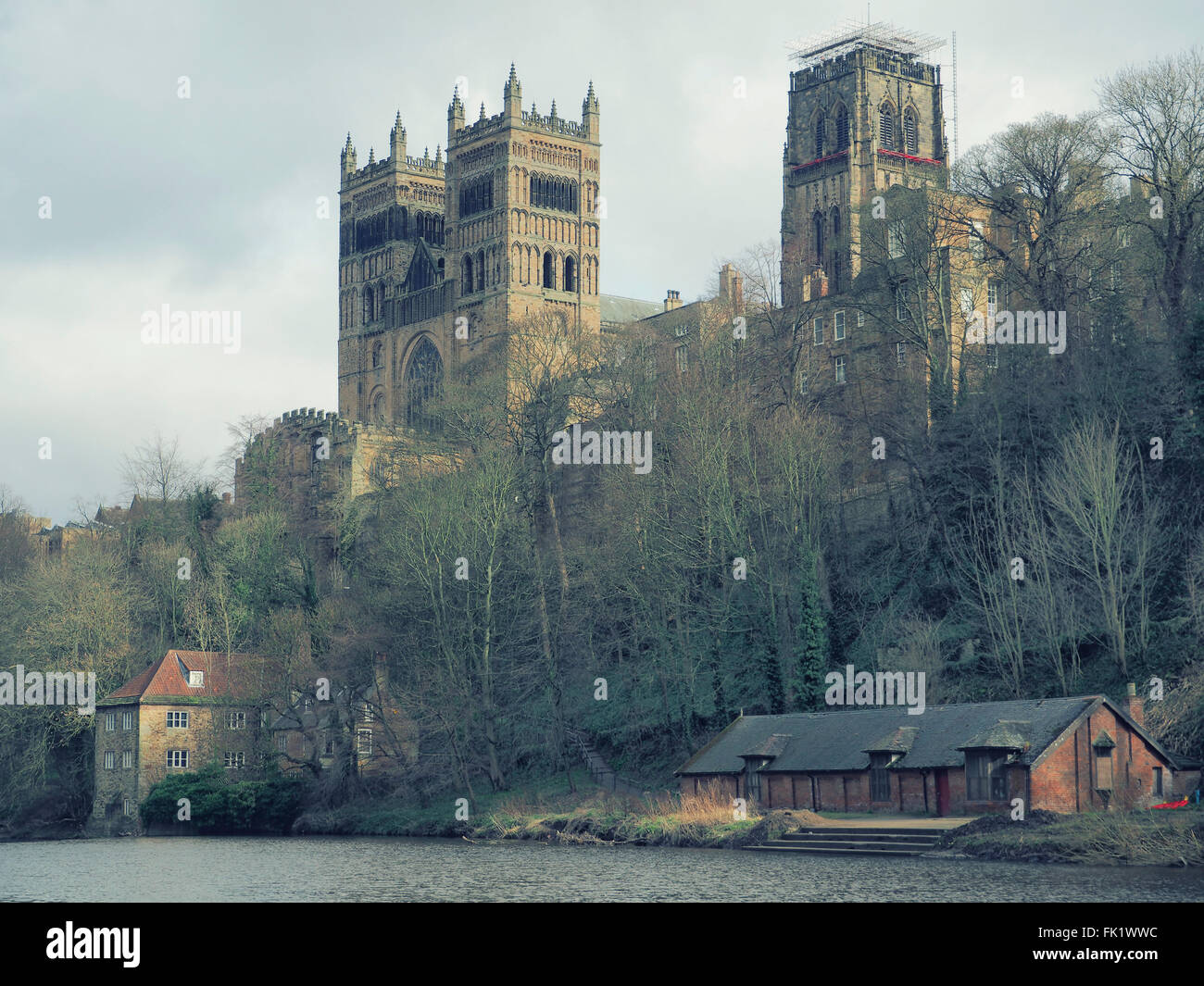 La Cattedrale di Durham sopra il fiume usura in Durham, North East England. Foto Stock