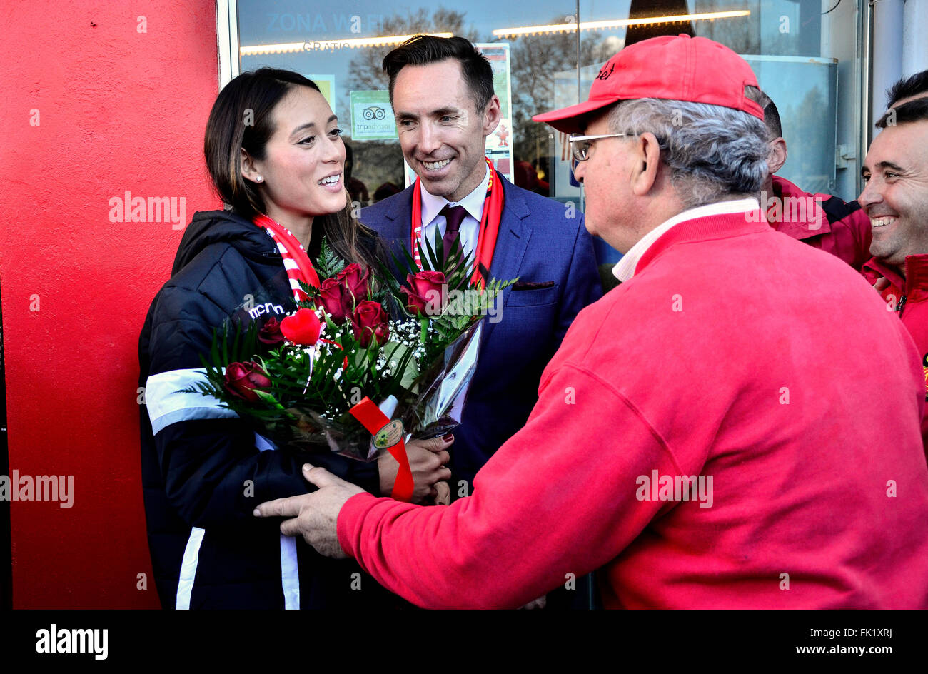 Mallorca, Spagna. 5 Marzo, 2016. Steve Nash con la sua fidanzata Lilla Frederick nell'evento di celebrazione del centenario di RCDM Mallorca squadra di calcio, il giorno dopo aver chiesto la sua mano. In Palma de Mallorca, Spagna. Credito: MalucoStudio/Alamy Live News. Foto Stock