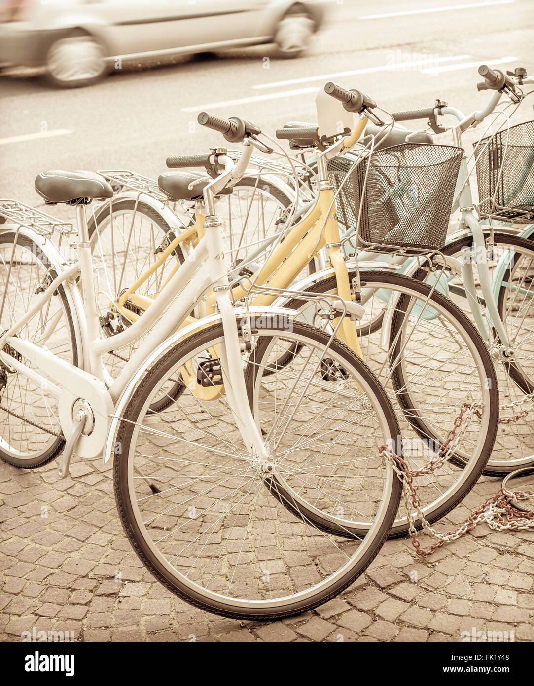 Le biciclette parcheggiate sul marciapiede, concatenate. Effetto vintage. Foto Stock