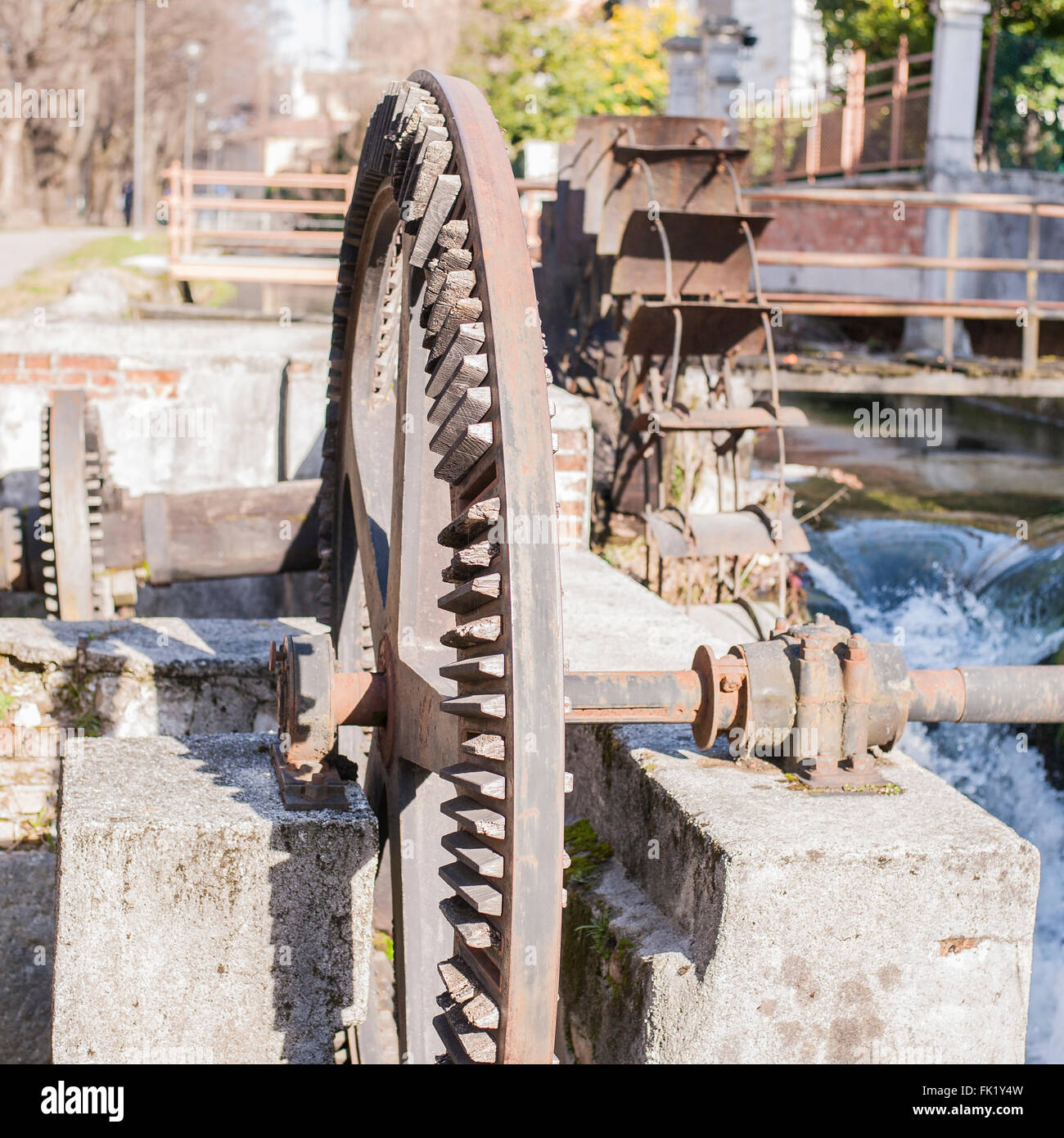 Vecchio ferro da stiro a ruota di un mulino ad acqua. Le rovine di un mulino ad acqua. Foto Stock