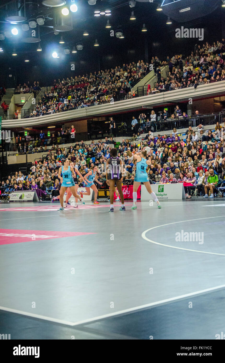 Londra, Regno Unito. 05 marzo 2016 Netball match tra Surrey tempesta e Hertfordshire non conformisti. Dove i non conformisti sconfitto il Surrey tempesta. Ha suonato di fronte ad una vende la folla di oltre 6 mila persone all'Copperbox, Londra. Credito: Ilyas Ayub/ Alamy Live News Foto Stock