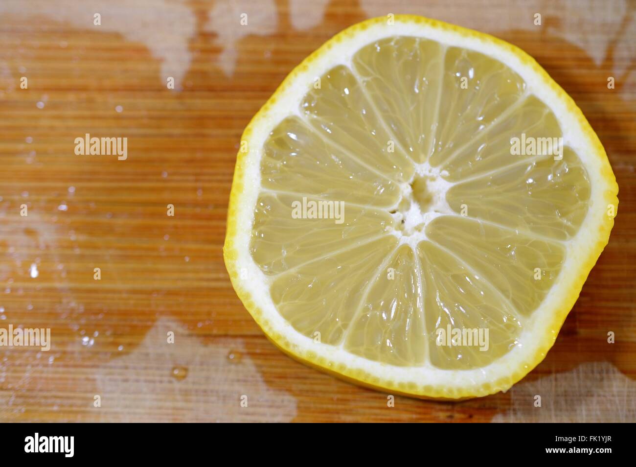 Una fetta di limone su un tagliere. Foto Stock