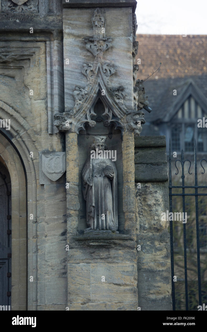 Statue su Magdalen College di Oxford gate Foto Stock