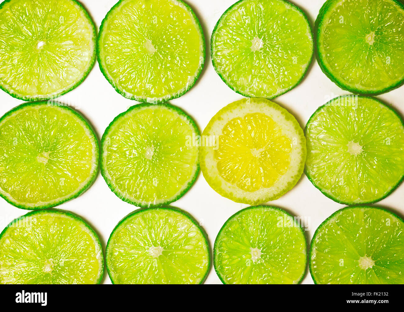 Gruppo Verde di fettine di lime con una sporgenza fetta di limone Foto Stock